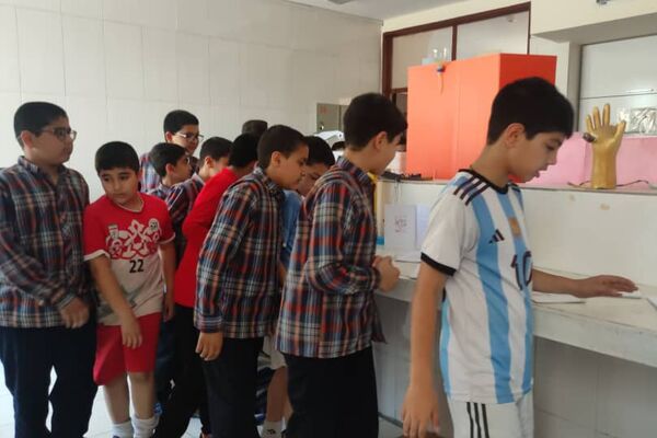 نمایشگاه آثار طرح جابر بن حیان در آموزشگاه معارف ۶ ناحیه ۳شیراز 