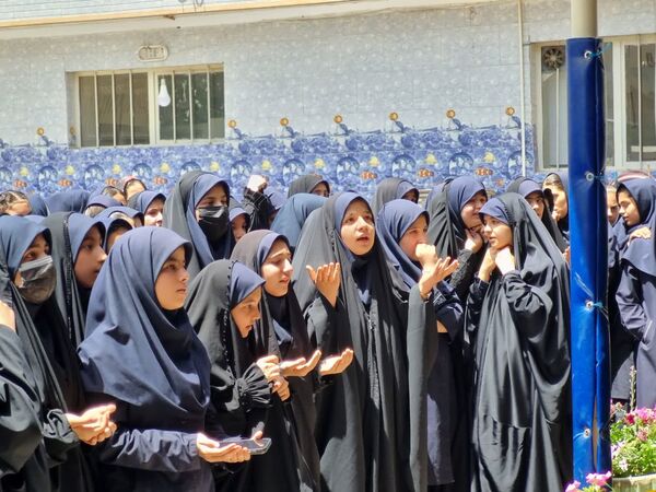 پرچم گردانی حرم مطهر امام رضا (ع) در دبیرستان دخترانه خدیجه کبری (س) ناحیه۴ اصفهان