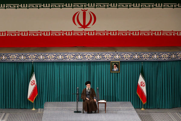 دیدار جمعی از رأی اولی‌ها و خانواده‌های شهدا با رهبر انقلاب اسلامی