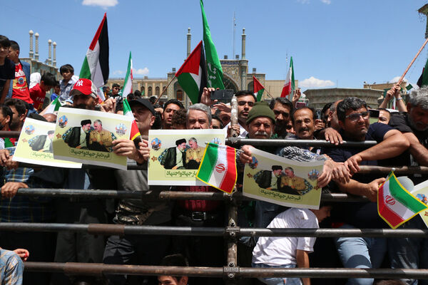 حضور پرشور نوجوانان قمی در آیین استقبال از رئیس جمهوری 