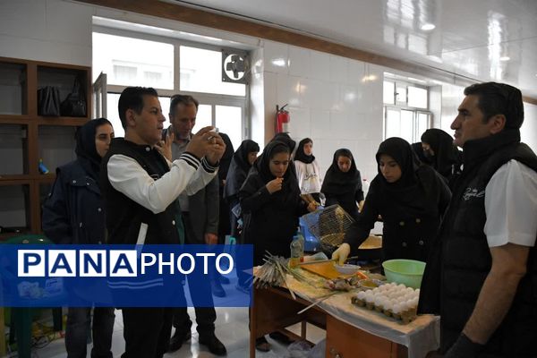 کارگاه طبخ آبزیان در دبیرستان میر فتح‌اله سید زنوزی شهر زنوز 