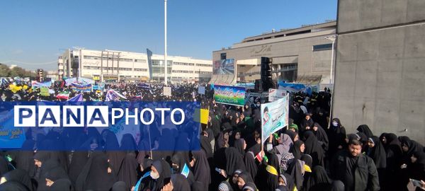 راهپیمایی سیزدهم آبان ماه با حضور دختران دبیرستان شاهد وارثان نور 