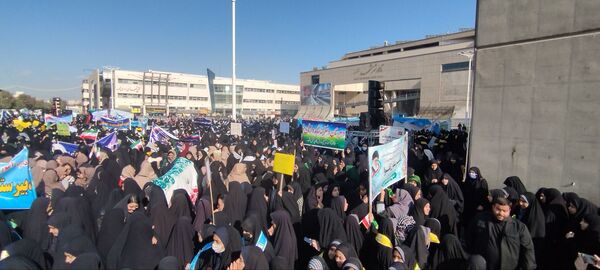 راهپیمایی سیزدهم آبان ماه با حضور دختران دبیرستان شاهد وارثان نور 