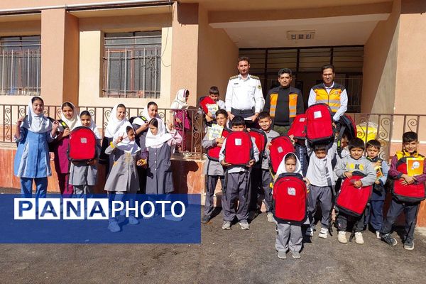 هدایای فرهنگی هفته پدافند غیرعامل به مدارس روستایی فیروزکوه رسید