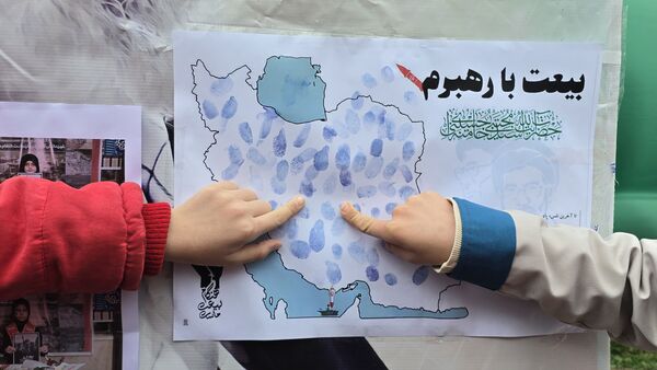 بیعت دانش‌آموزان پیشتاز نظرآباد با رهبر جدید انقلاب