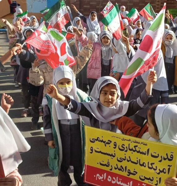 تجدید میثاق دانش‌آموزان منطقه پردیس با مقام معظم رهبری در یوم الله نهم دی‌ماه 
