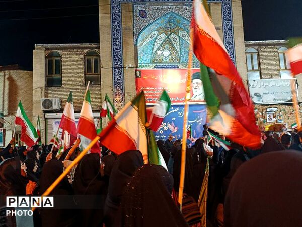 حضور پرشور مردم حاجی‌آباد در آیین‌ گرامیداشت شهدای انقلاب و دانش‌آموزان شجره طیبه