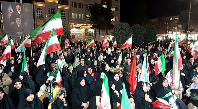 حماسه سازی مردم نیشابور در بیستمین شب از راهپیمایی های مردمی بلوار فضل 