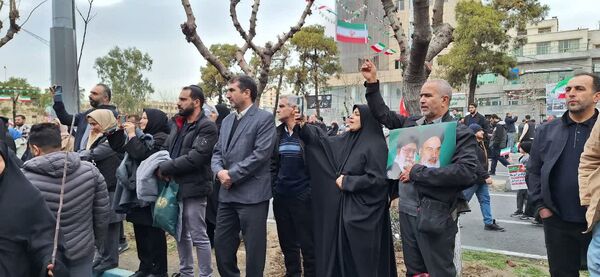 حضور گسترده و منسجم دانش آموزان و فرهنگیان منطقه ۱۰ در راهپیمایی ۲۲ بهمن ماه
