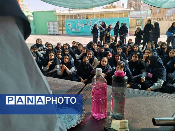 بزرگداشت روز آزمایشگاه در دبیرستان یغمای نیشابوری 