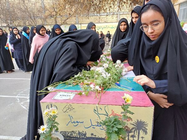 استقبال از شهید گمنام در دبیرستان نمونه معراج شیروان