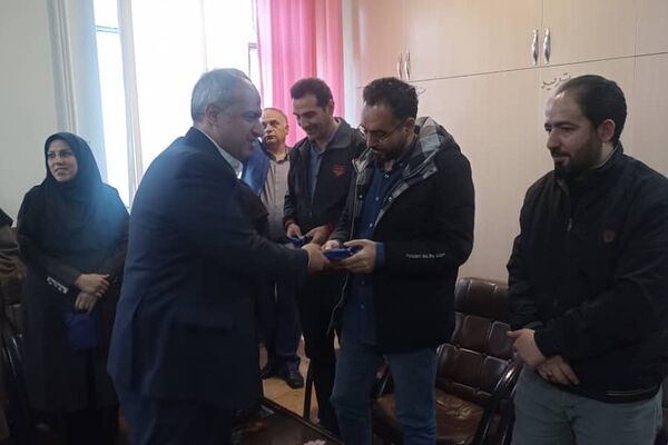 حضور سرزده مدیرکل آموزش و پرورش شهرستان‌های تهران در دبستان حافظ منطقه عباس آباد ناحیه یک شهرری