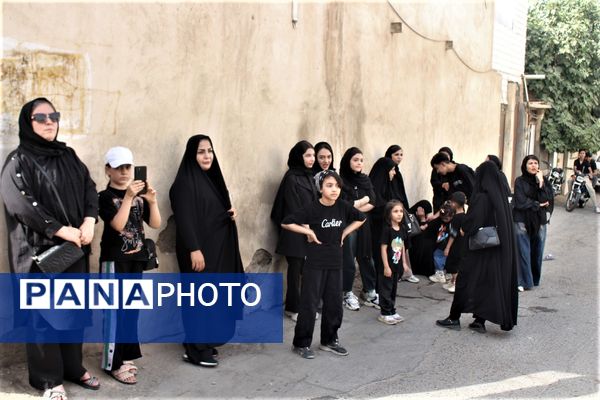 حضور پرشور کودکان قمی در دسته‌های عزاداری روز تاسوعا 