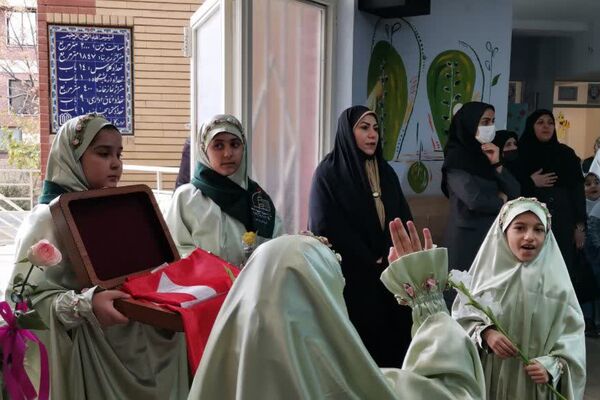 پرچم متبرک امام حسین(ع) میهمان دانش‌آموزان مدرسه زنده‌یاد قمصری