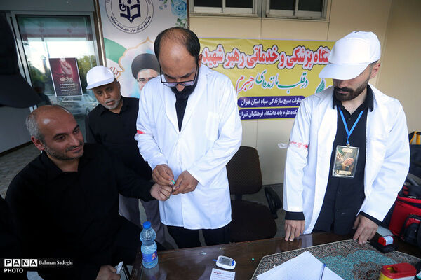 بازدید رئیس دانشگاه فرهنگیان از موکب‌های پذیرای زائرین مراسم امام شهید در این دانشگاه