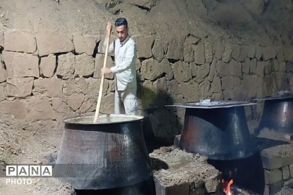 پخت حلیم در روز اربعین حسینی شهر بار نیشابور