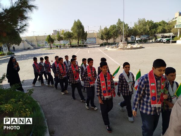 تجلیل دانش آموزان از حافظان امنیت  در نیشابور
