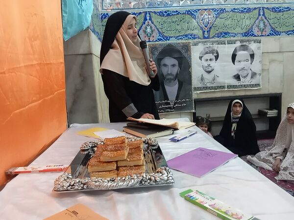 اجرای برنامه هایی زیبا و شاد برای کودکان در شهرستان کاشمر 