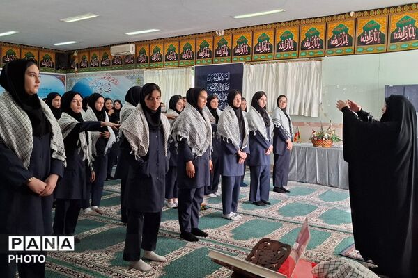 رزمایش رژه اقتدار در دبیرستان بنت الهدی بهارستان‌دو