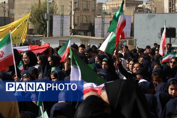 حضور پرشور دانش‌آموزان در راهپیمایی ۱۳آبان منطقه کهریزک 