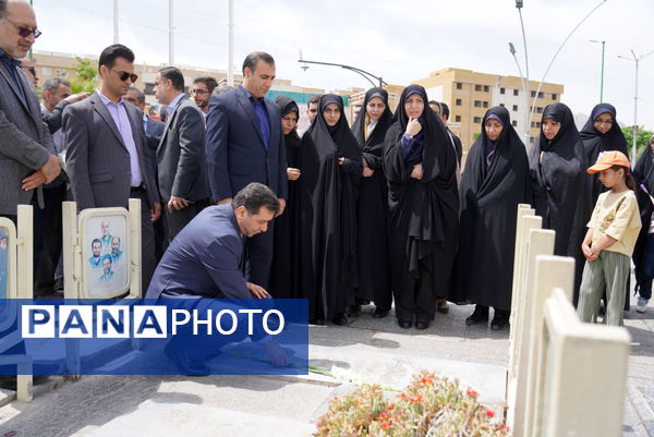 مراسم عطرافشانی قبور مطهر شهدا باحضور مدیرکل آموزش‌وپرورش استان اصفهان
