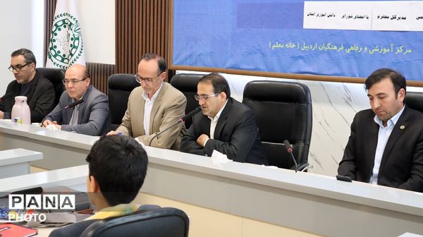 نشست صمیمی اعضای تشکل های دانش آموزی با مدیرکل آموزش وپرورش استان اردبیل