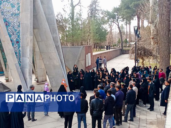 معاونان پرورشی شهرستان نیشابور از مقبره خیام بازدید کردند 