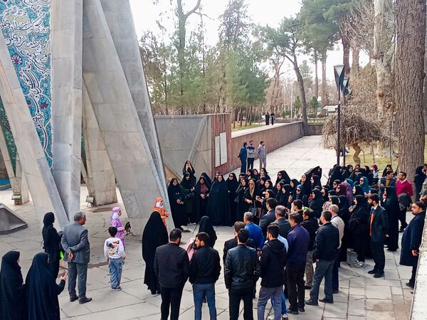 معاونان پرورشی شهرستان نیشابور از مقبره خیام بازدید کردند 