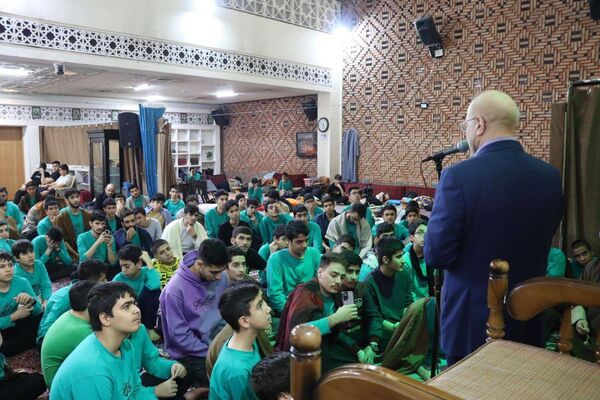 حضور رئیس مجلس شورای اسلامی در بین نوجوانان معتکف