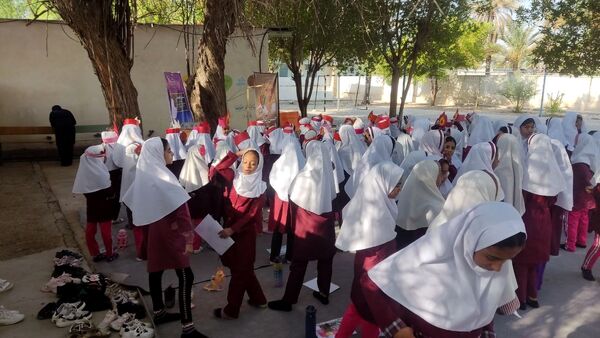 جشن عاطفه‌ها در دبستان مولوی فین؛ همدلی برای تداوم آموزش