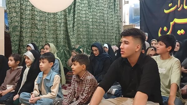 تقدیر دانش‌آموزان فعال فرهنگی‌هنری از مادرانشان با همکاری مربی در محمدشهر کرج