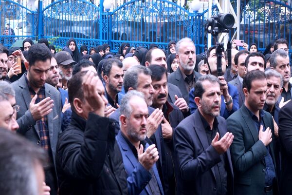 نمایش قدرشناسی فرهنگیان گیلان در مراسم سوگواری شهدای خدمت در مسجد قدس رشت
