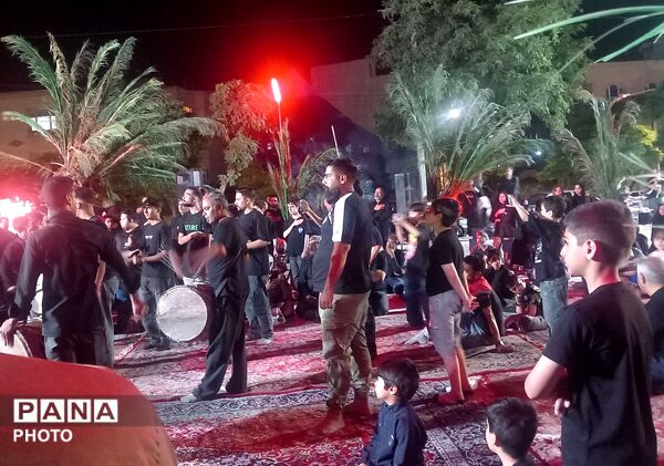 عزاداری شب عاشورا باحضورگسترده عاشقان حسینی