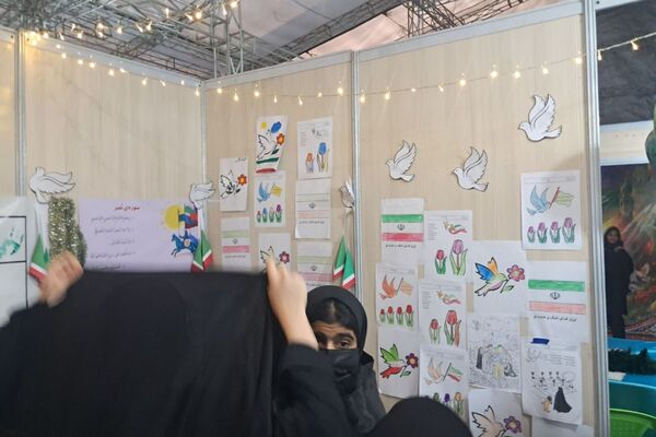حضور دانش‌آموزان مدرسه طلیعه در نمایشگاه قرآن و عترت مجموعه ورزشی ایثار