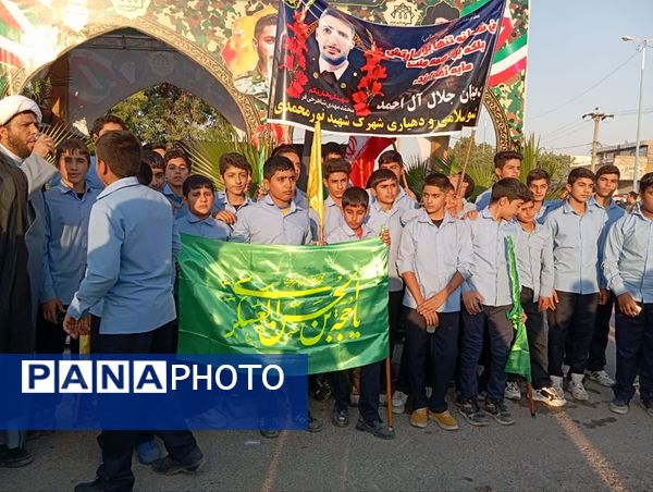 تشییع پیکر شهید شاهرخی‌فر بر دستان مردم شوشتر