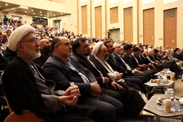 سند هویتی استاد ایرج افشار در یزد رونمایی شد