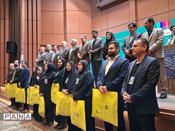تجلیل از برگزیدگان استانی پژوهش سراها