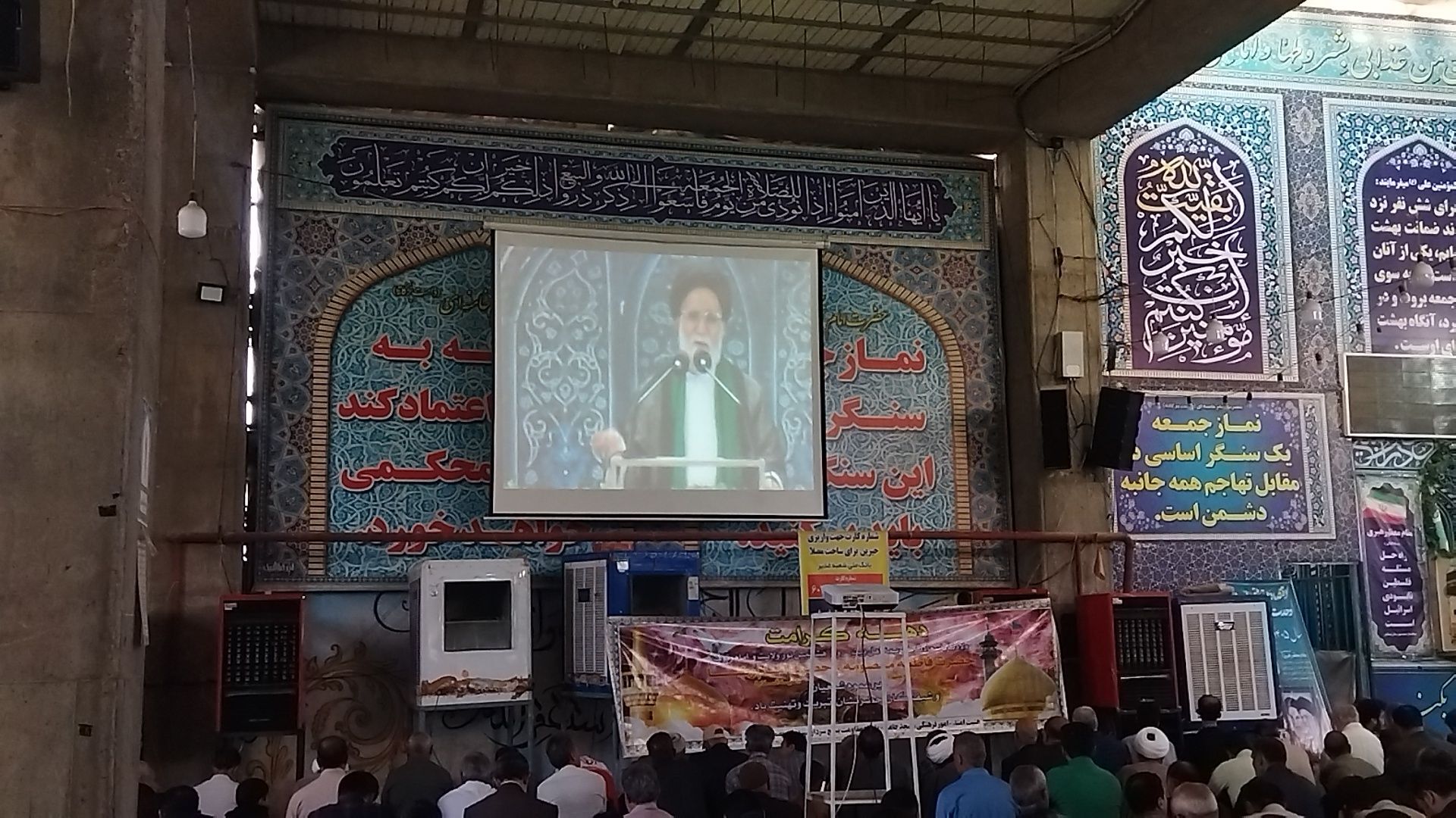 از پیر تا دانش آموز در نماز جمعه نیشابور حضور دارند-۱