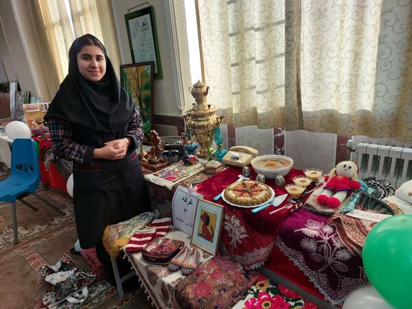 جشنواره غذا به‌مناسبت دهه فجر در دبیرستان معراج 