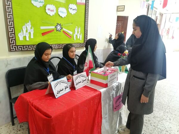 انتخابات شورای دانش آموزی در دبیرستان حاج مهدی روحانی خلیل آباد 