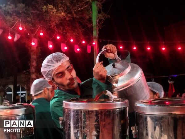 فعالیت چایخانه حضرت زهرا(س) در مسجد جامع نیشابور همزمان با هفته دفاع مقدس