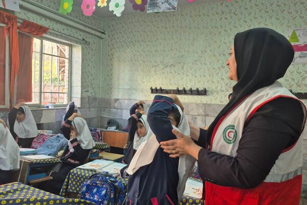 حضور نیروهای هلال احمر در دبستان هدی۱ به مناسبت هفته پدافند غیرعامل
