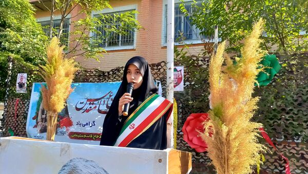 نواخته شدن زنگ مهر و مقاومت در دبیرستان شهید سلیمانی فیروزان با حضور مسئولان استانی و منطقه‌ای