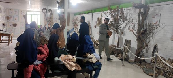 بازدید دانش‌آموزان مدرسه شهید خاقانی از موزه حیات وحش شیروان