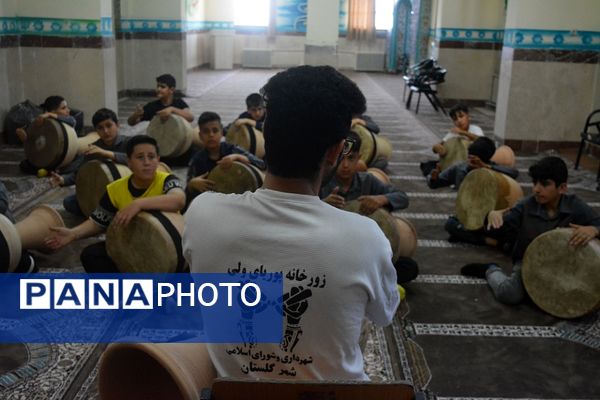 آموزش ضرب زورخانه‌ای در دبستان رازی ناحیه دو بهارستان