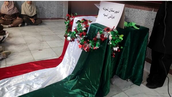 آذین‌بندی دهه فجر و نواخته شدن زنگ انقلاب در دبیرستان حضرت آسیه(س) حاجی‌آباد