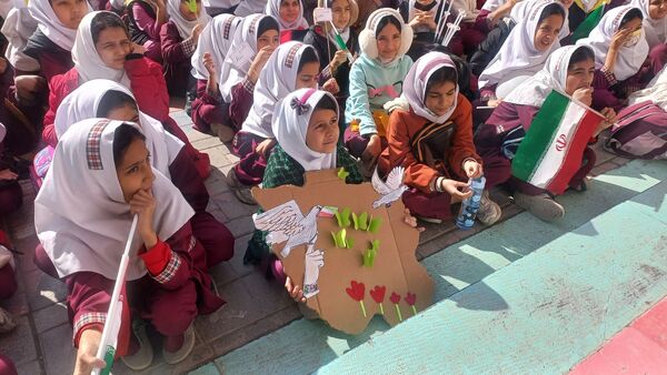 جشن دهه انقلاب و زنگ حماسه آفرینی انقلاب در دبستان شطیطه ۲