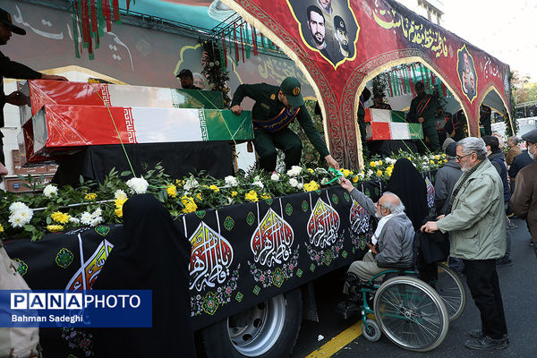 تشییع پیکرهای ۱۰۰ شهید گمنام از مقابل دانشگاه تهران