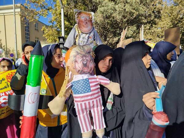 راهپیمایی 13 آبان با حضور حداکثری دانش آموزان در شهرستان نیشابور 