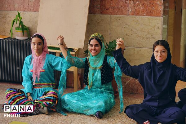 مهرگان، روایت مهر و دوستی در دبیرستان فرهنگ ۱۳